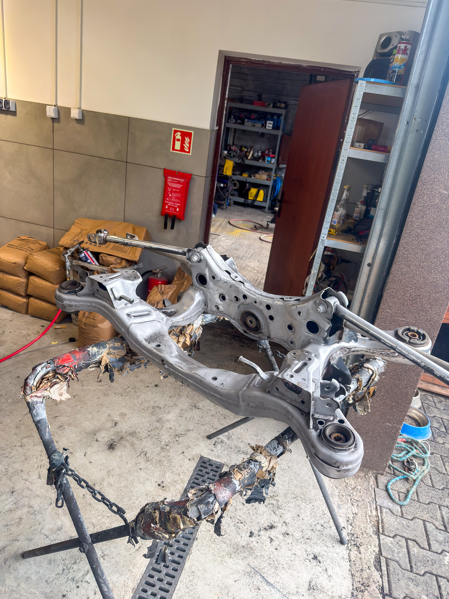 Element tylnego zawieszenia Infiniti Q50 po oczyszczeniu